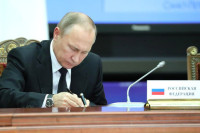 Путин подписал поправки в Трудовой кодекс о перерывах на отдых