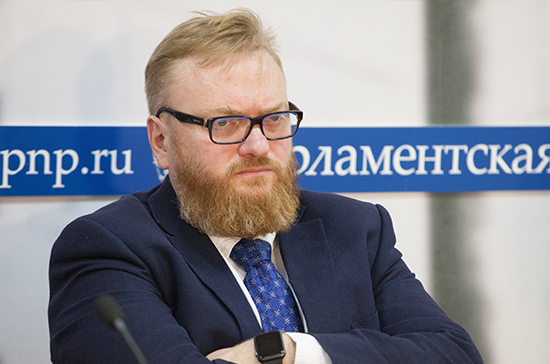 Милонов отправил законопроект о регистрации в соцсетях по паспорту в ФСБ