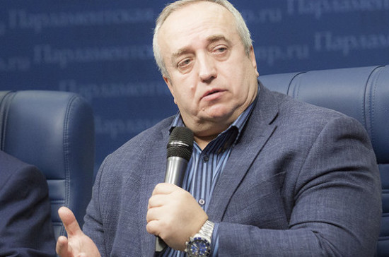 Сенатор связал намерение Украины усложнить въезд в страну для россиян с внутриполитической борьбой