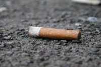 Курение в лифтах и у подъездов домов могут запретить законодательно