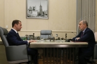 Медведев призвал главу ФСС навести порядок с заказами на средства реабилитации