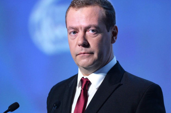 Медведев призвал сократить время ожидания в очереди МФЦ до 15 минут