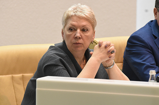 Глава Минобрнауки пообещала уменьшать разницу в зарплатах молодых и опытных учителей