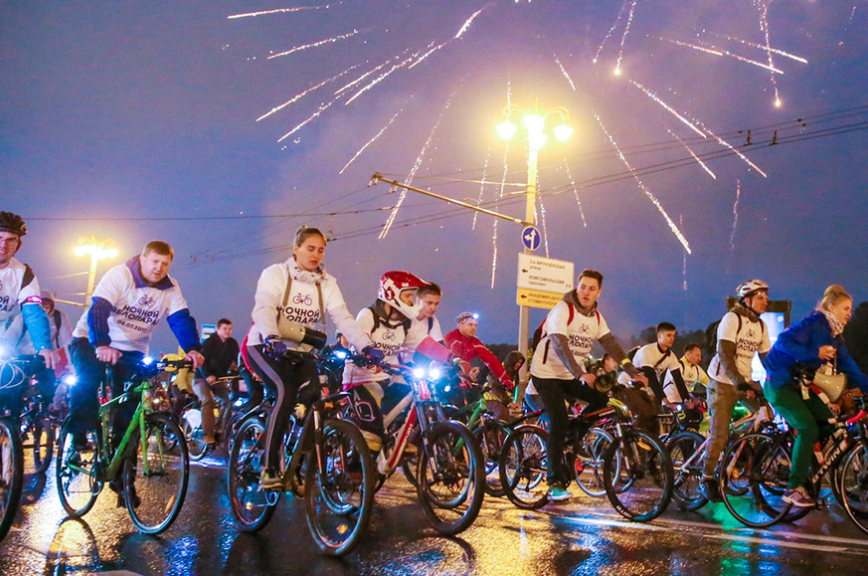 Ночной велопарад в Москве собрал более 10 тысяч человек