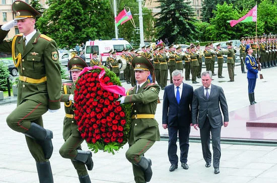 Минск. 14 июня 2017 года. Владимир Андрейченко и Вячеслав Володин (слева направо на втором плане) на церемонии возложения венка к монументу Победы