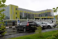Здание школы выполнено в стиле хай-тек