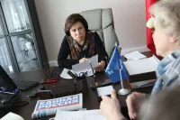 Депутат Ирина Роднина с особым вниманием относится к пожилым посетителям в своей приёмной