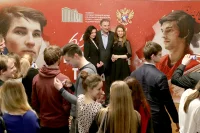 На выставке в честь своего 65-летия Владислав Третьяк был в центре внимания