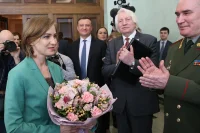 Заместителю председателя Комитета Госдумы по безопасности и противодействию коррупции Наталье Поклонской к лицу не только прокурорские погоны, но и букет цветов