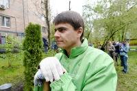 Депутат Сергей Боярский показывает на собственном примере, что бороться за экологию нужно не только словом в Думе, но и делом во время посадки деревьев