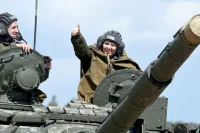 Леонид Огуль и Ирина Гусева испытали танк Т-80 в действии
