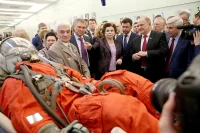 Первая женщина космонавт, а сегодня - депутат Госдумы Валентина Терешкова во время осмотра выставки в Госдуме, посвящённой Дню космонавтики: да именно в таком костюме я и провела три дня на орбите