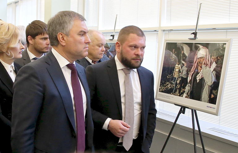 Боль воюющей Сирии никого не может оставить равнодушным. Председатель Государственной Думы Вячеслав Володин во время осмотра выставки «Сирия. Фотохроника войны» в фойе здания нижней палаты