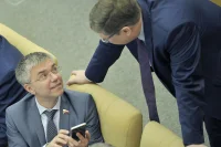 Член Комитета Госдумы по информационной политике, информационным технологиям и связи Евгений Ревенко обсуждает с коллегой по фракции Андреем Исаевым новинки на рынке техники