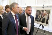 Боль воюющей Сирии никого не может оставить равнодушным. Председатель Государственной Думы Вячеслав Володин во время осмотра выставки «Сирия. Фотохроника войны» в фойе здания нижней палаты