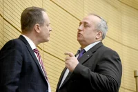 Один из самых активных сенаторов на медиапространстве Франц Клинцевич (на фото - справа) делится опытом с новичком сенаторского корпуса Александром Башкиным