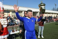 ... а на поле - капитан команды сенатор Виктор Озеров, которому вручили кубок по окончании турнира