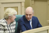 Министру финансов Антону Силуанову не раз в ходе сессии приходилось отвечать на критику парламентариев. Но и приятных моментов в парламентских буднях главы Минфина было достаточно. Например, возможность перебросится парой дружеских фраз с сенатором Еленой Дементьевой