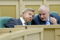 Небольшой «мозговой штурм» сенаторов прямо во время пленарного заседания – «генерал» информационных войн Алексей Пушков и мастер законодательных нюансов Андрей Клишас