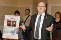 Сенатор от Севастополя Андрей Соболев - не только политик, он хорошо известен как бард и поэт. Не удивительно, что именно он 1 февраля этого года вдохновлял на творческие подвиги молодых художников на выставке «Карамзин, Пушкин - эпоха и время»
