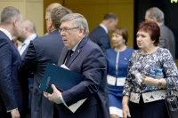 Сенаторам Валерию Рязанскому (в центре) и его коллеге Елене Бибиковой долго отдыхать не придётся - социальных вопросов, которые приходится решать с участием парламентариев, становится всё больше