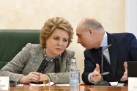 Одно из достижений сенаторов в эту парламентскую «весну» - корректировка бюджетного правила, а также более справедливое распределение доходов страны в пользу регионов. Главному инициатору нового курса Валентине Матвиенко приходилось сверять часы с руководителями «экономического блока» Правительства. Например, с главой Минфина Антоном Силуановым