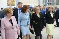 По традиции спикер Совета Федерации Валентина Матвиенко (вторая справа) в ходе весенней сессии активно посещала регионы и крупнейшие общероссийские мероприятия. Как правило, её визиты сопровождали руководители федерального уровня - на сей раз это вице-премьер Ольга Голодец (крайняя справа) и глава Минздрава Вероника Скворцова (крайняя слева)