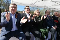 Одно из ярких событий парламентской весны - футбольный турнир на Кубок городов-героев России, который прошёл 3 мая. Турнир выиграла команда Совета Федерации - на трибунах победе радовались сенаторы (слева направо) Валерий Рязанский, Сергей Рябухин и Ольга Ковитиди...