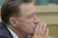 Он стал одним из идеологов законодательного удара по алкогольный мафии, во многом благодаря его усилиям подделку акцизов фактически приравняли к подделке дензнаков. Вместе с «силовиками» в июне сенатор Сергей Рябухин лично ездил закрывать нелегальные заводы по производству спирта. На очереди - наведение порядка на табачном рынке