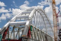 На Крымском мосту завершено строительство автодорожной арки 