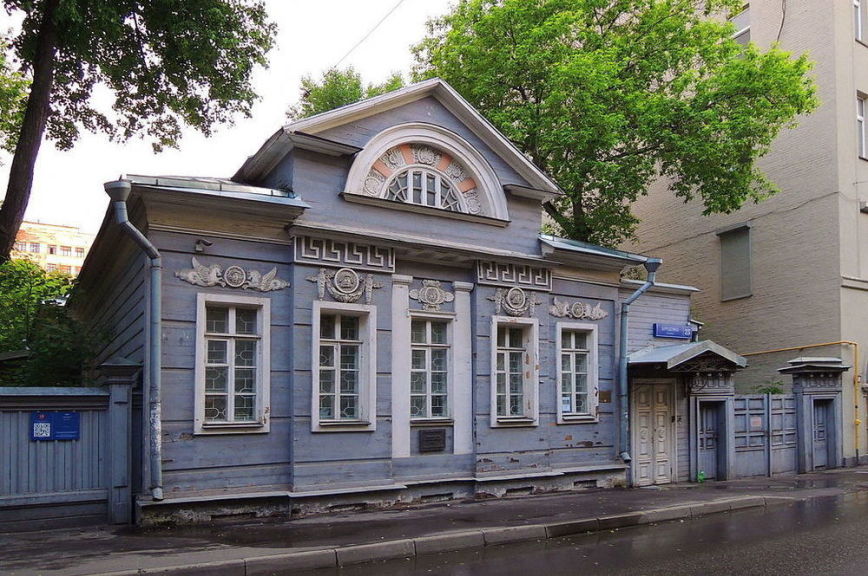 Французские волонтеры помогли восстановить одно из старейших зданий в Москве