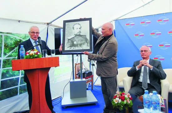 Григорий Рапота дарит копию картины Ильи Репина директору музея-усадьбы «Здравнево» Алексею Сухорукову 
