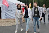 Председатель Молодёжного парламента при Госдуме Мария Воропаева с молодыми парламентариями, приехавшими на форум «Территория смыслов»