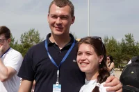 Участница «Территории смыслов» фотографируется с главой думского комитета по физкультуре, спорту, туризму и делам молодежи Михаилом Дегтярёвым