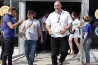 Депутат Николай Валуев выходит из пресс-центра после интервью, данному им для радио форума «Территория смыслов»