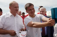Сфотографироваться с председателем КПРФ Геннадием Зюгановым желали не только комсомольцы, но и беспартийные участники форума