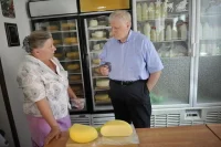 Руководитель хозяйства Наталья Дербенёва рассказывает Сергею Миронову о своей мечте – восстановить утраченный рецепт знаменитого Мещерского сыра – этот продукт был гордостью Российской Империи и завоёвывал международные награды на европейских выставках