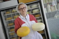 Большая часть производимых на ферме продуктов идёт на стол воспитанникам детского реабилитационного центра. Излишки продаются в магазине – за превосходными сырами и другими молочными продуктами приезжают не только местные жители, но и москвичи