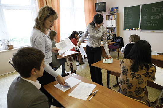 Рособрнадзор назвал регионы, где учителей проверят на знание математики и русского языка