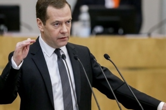 Медведев поздравил Кончаловского и Токарева с юбилеем