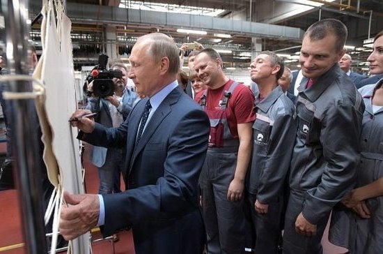 Путин поручил простимулировать развитие лёгкой промышленности России