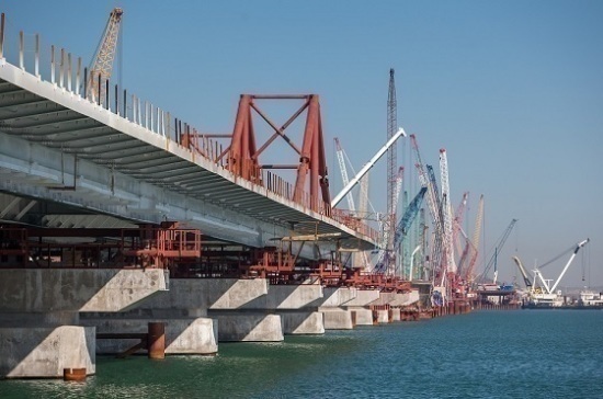 Строители начали установку железнодорожной арки Крымского моста