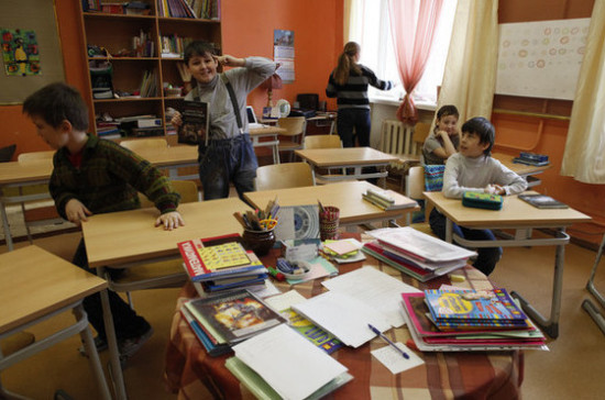 Госдума может рассмотреть законопроект об увеличении школьных каникул осенью, сказал депутат Деньгин