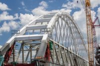 Строители завершили морскую операцию по установке арки Крымского моста