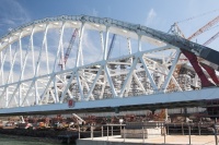 Опубликовано видео установки железнодорожной арки моста в Крым