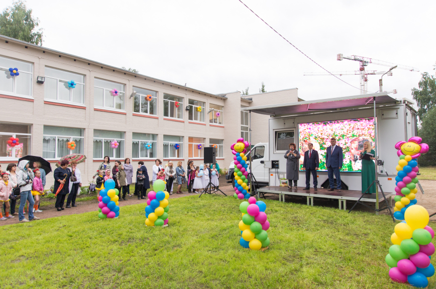 Депутат Романов перерезал ленточку на открытии детского сада в Санкт-Петербурге