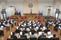 Парламент Киргизии возобновил работу после летних каникул