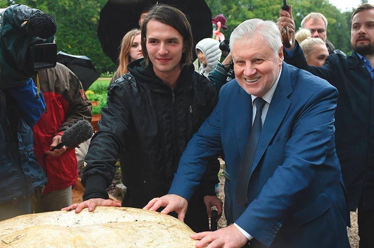 Сергей Миронов и 21-летний Александр Чусов, который вырастил гигантскую тыкву