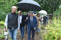 Несмотря на дождливую погоду, Сергей Миронов осмотрел «Аптекарский огород» , где представлены редкие деревья, кустарники и цветы