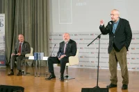 Член Совета при Президенте РФ по развитию гражданского общества и правам человека, журналист, историк Николай Сванидзе делится впечатлениями от прочтения книги «Серебряный век права»